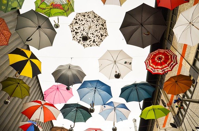zavěšené deštníky