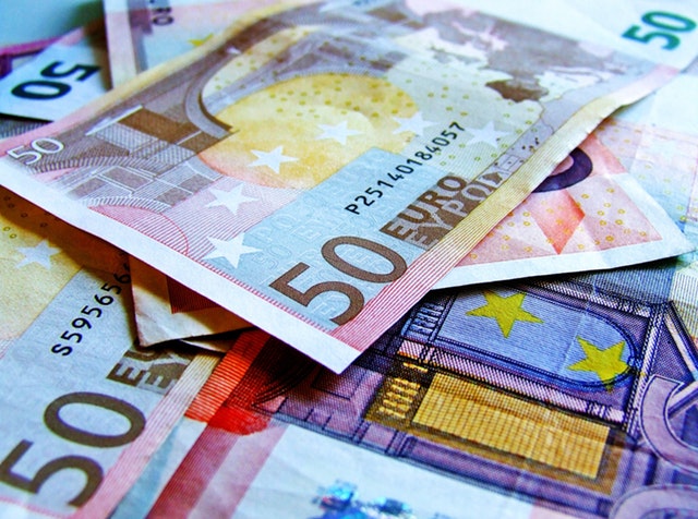 barevné eurobankovky.jpg