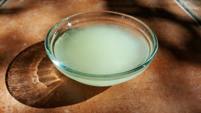 kokosový olej ve skleněné misce